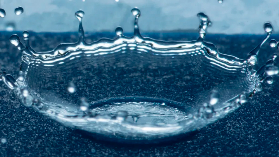 Investigadores del MIT crean un material que sirve como un “escudo” para repelar el agua