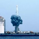 China lanza el primer cohete espacial desde una base en el mar