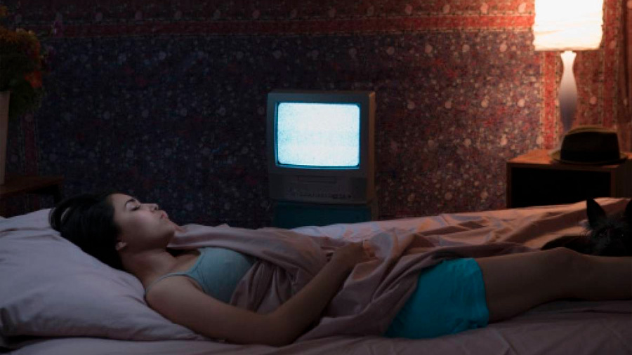 Mujeres pueden ganar peso al dormir con luz o tv encendidas
