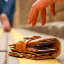 La gente devuelve más billeteras perdidas cuando hay más dinero en ellas: estudio