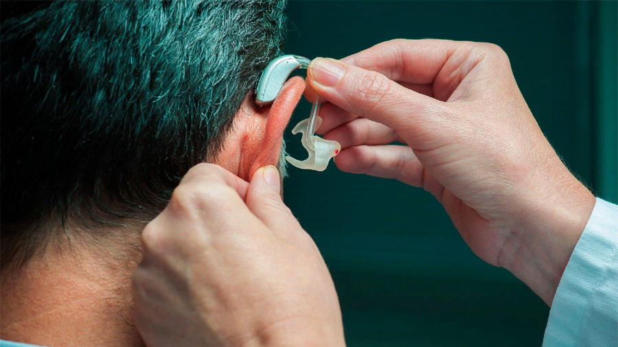 Crean el primer audífono controlado por el cerebro