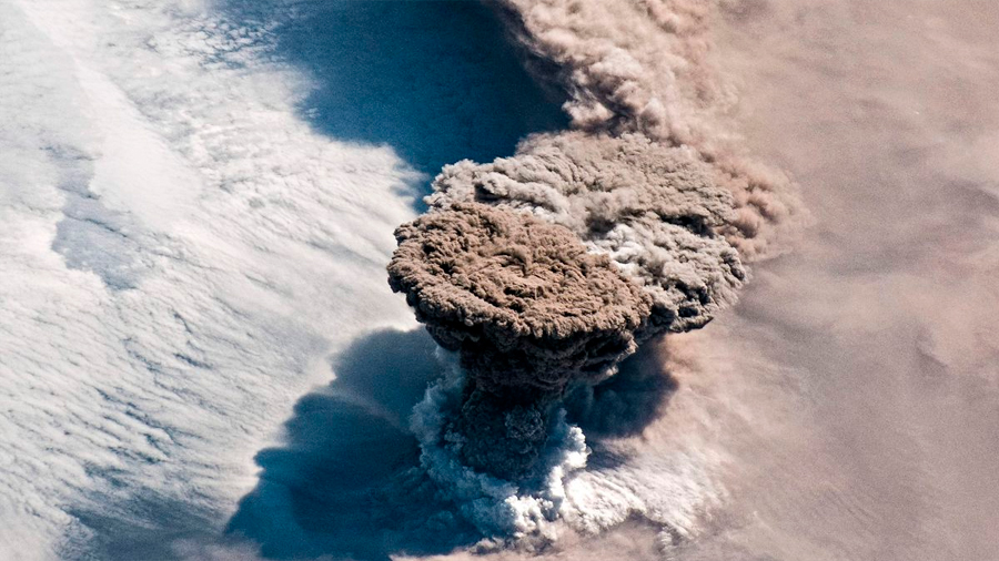 La espectacular foto del momento de la erupción de un volcán tomada desde la EEI