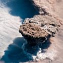 La espectacular foto del momento de la erupción de un volcán tomada desde la EEI