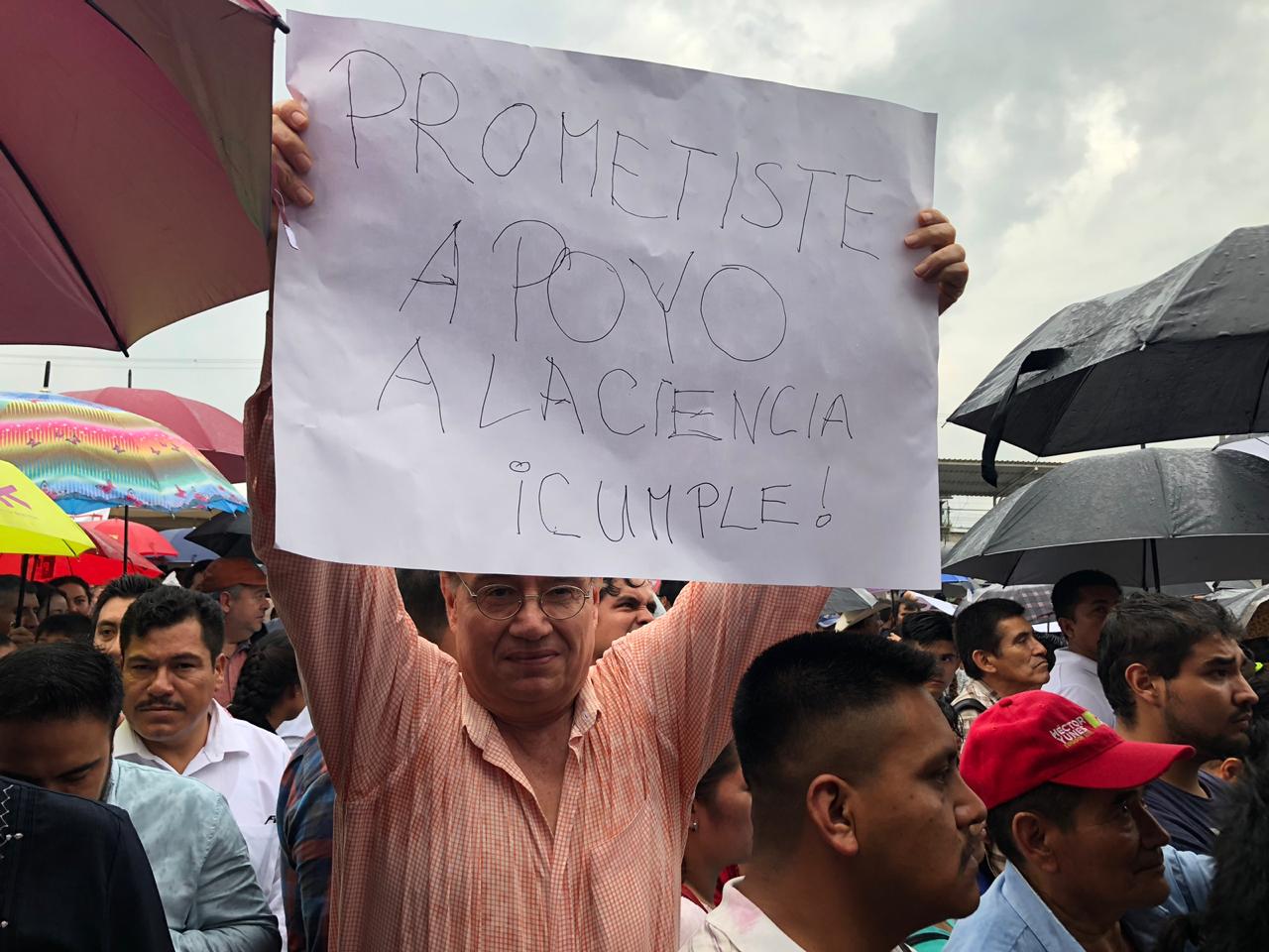 Protesta un premio nacional de ciencias ante el presidente de México por limitar apoyos a la CyT