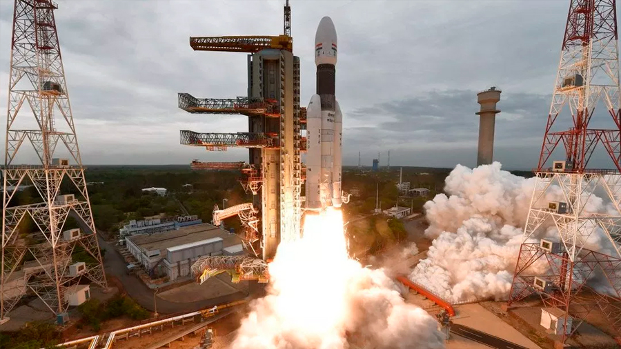 La India lanza con éxito su misión al inexplorado polo sur de la Luna