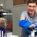 Adolescente gana un premio de Google por su invento para retirar microplásticos del agua