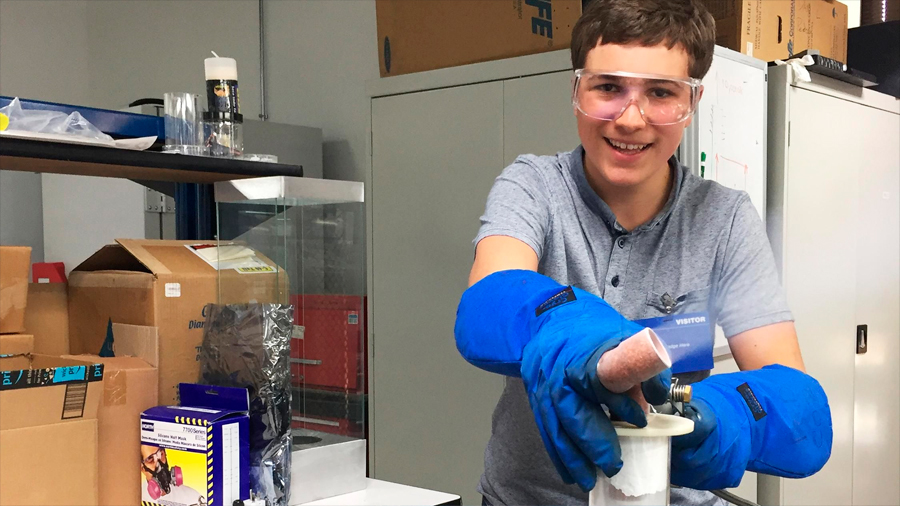 Adolescente gana un premio de Google por su invento para retirar microplásticos del agua