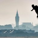 Mira al "hombre volador" cruzar el Canal de la Mancha -en su segundo intento