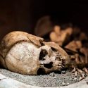 Científicos buscan reconstruir el rostro de una “bruja” sujeta a un entierro vampírico