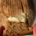 Tuitero horneó un pan con una levadura de 4500 años y lo comió con manteca