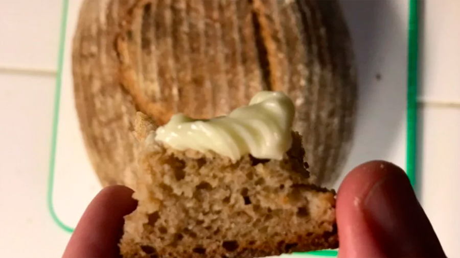 Tuitero horneó un pan con una levadura de 4500 años y lo comió con manteca