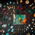 Joyas y amuletos contra la mala suerte hallados dentro de roca volcánica en Pompeya