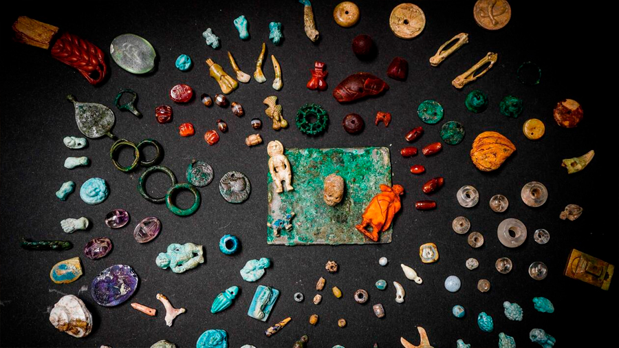 Joyas y amuletos contra la mala suerte hallados dentro de roca volcánica en Pompeya