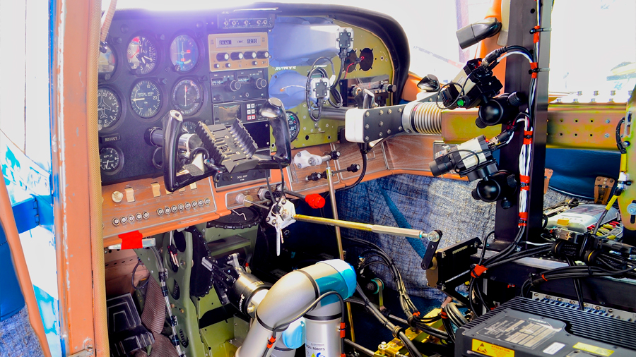Fuerza aérea de EU probó con éxito su primer “piloto robótico universal”
