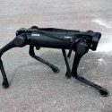 El robot chino AlienGo, rival del estadounidense SpotMini, aprendió a hacer volteretas