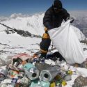 Nepal prohibirá en 2020 los plásticos de un solo uso en el Everest como las bolsas o pajitas