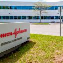 Johnson & Johnson, condenada a pagar 572 millones de dólares por fomentar consumo de opiáceos en EU