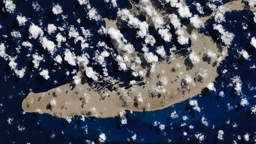 "Isla" de piedra pómez del tamaño de 20 mil canchas de fútbol flota a la deriva en el océano Pacífico