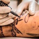 Descubren una nueva causa de alergia a los tatuajes