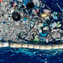 Innovador joven crea inmenso brazo mecánico con el que busca limpiar la isla de basura del Pacífico
