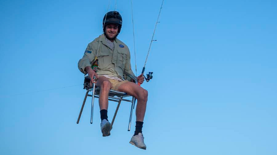 En Australia, a alguien se le ocurrió ponerse a pescar colgado desde un dron