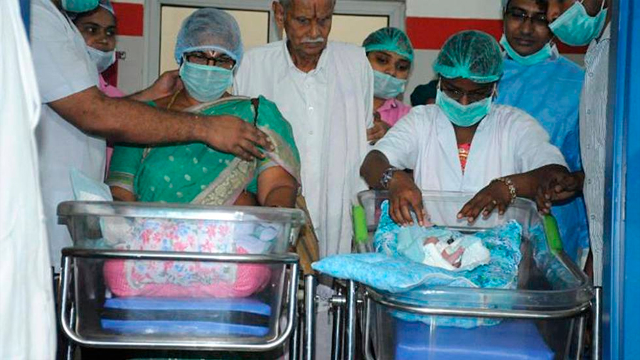 Una mujer de 73 años da a luz a gemelas en India