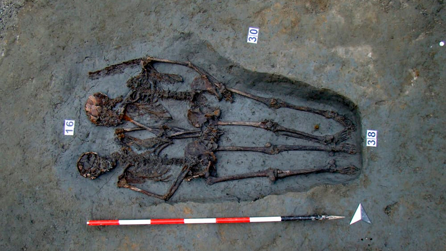 "Los Amantes de Módena": revelan uno de los misterios de los esqueletos encontrados tomados de la mano 10 años