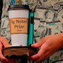 Máquina cambia pañales, silbato que entrena cirujanos y un “elogio” de la pizza, entre los Antinobel 2019