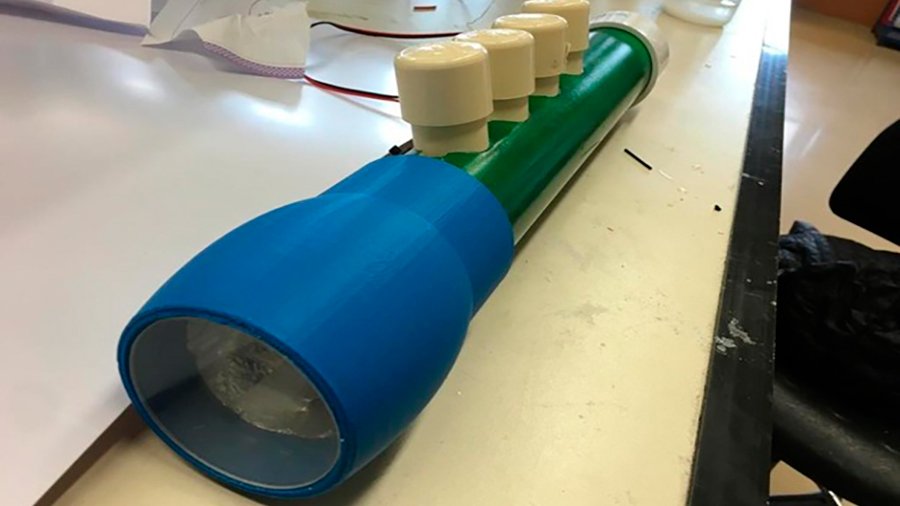 Crean estudiantes mexicanos una linterna que funciona con líquidos, incluida la orina