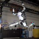 Boston Dynamics muestra impresionante video donde Atlas hace piruetas como un gimnasta