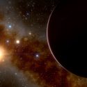 ¡Sorprende descubrimiento! Gran planeta orbita a pequeña estrella