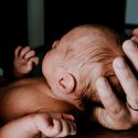 Un olor especial en la cabeza de un recién nacido facilita la conexión con la madre