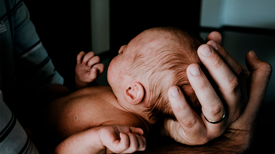 Un olor especial en la cabeza de un recién nacido facilita la conexión con la madre