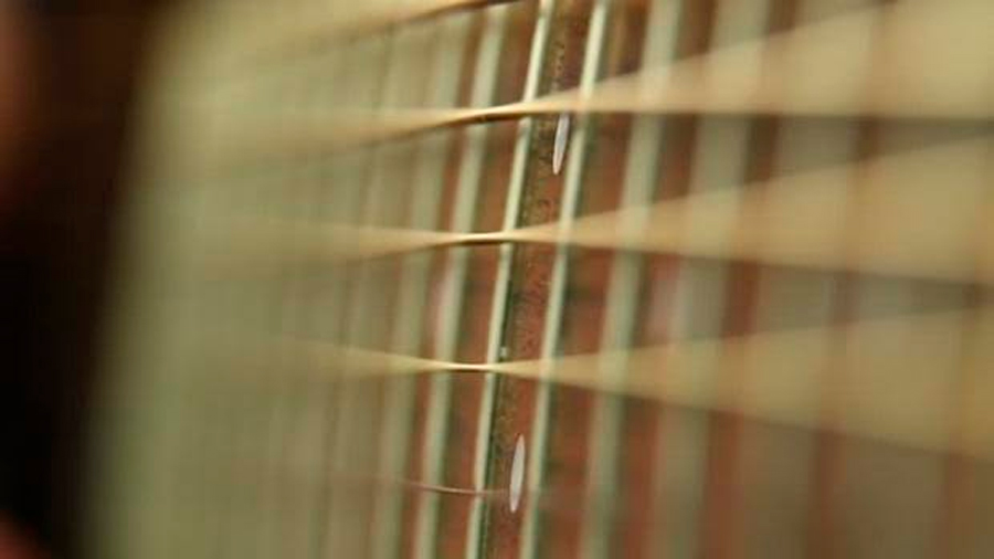 Crean una cuerda de nano-guitarra que toca por sí misma