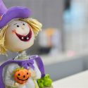 Una madre antivacunas declara haber repartido dulces infectados con varicela en Halloween