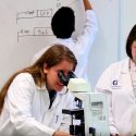 Premian a mexicanos que crearon biomarcador que mide la glucosa sin dolor