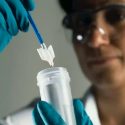 "Prometedor" test casero alternativo al Papanicolau puede ayudar a más mujeres a saber si tienen cáncer