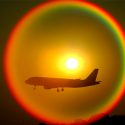 Captan misterioso efecto óptico de avión dentro de arcoíris circular