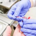 Mexicanos crean biotinta para medir niveles de glucosa sin dolor