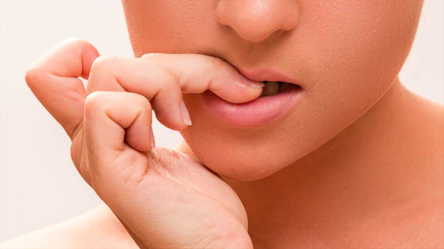 Morderse las uñas no es inocuo para la salud: descubre en qué te perjudica