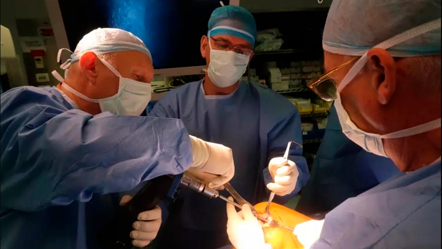 Realizan el primer implante de “menisco artificial” en el mundo