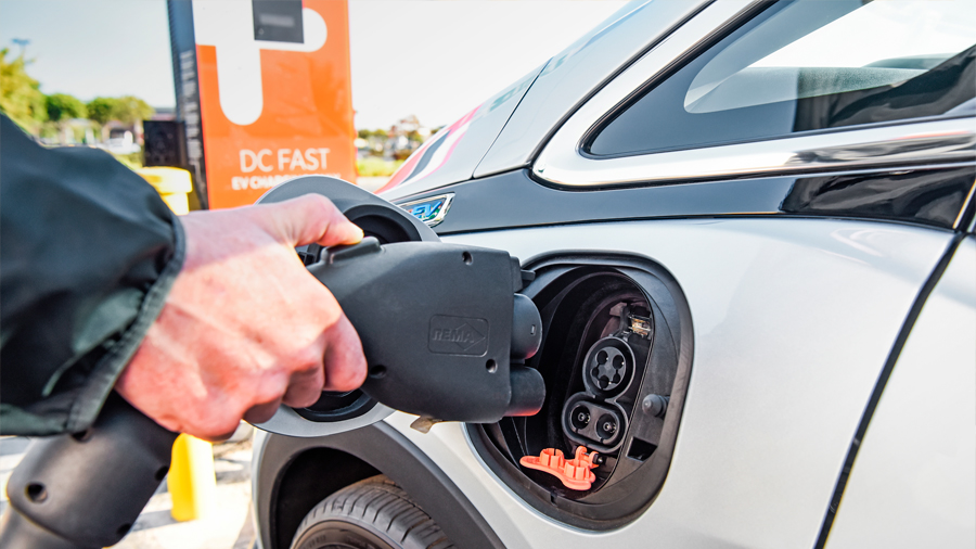 Malas noticias: revolución del coche eléctrico tardará más de lo previsto por alto costo de baterias