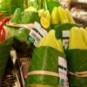 Un supermercado resuelve el abuso de plástico envolviendo los productos con hojas de plátano