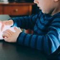 Polémico estudio afirma que las pantallas son buenas para los niños