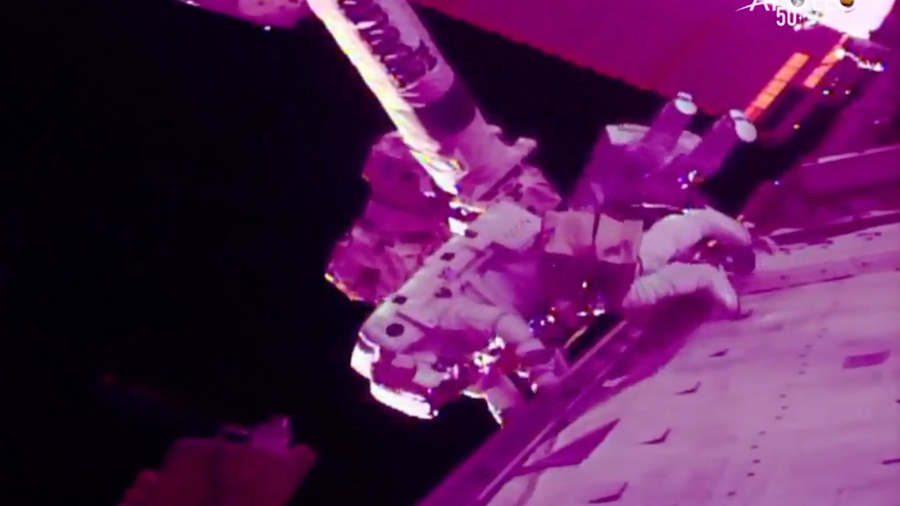 Astronautas en caminata reparan detector de rayos cósmicos