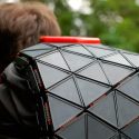 Un estudiante diseña unas placas solares flexibles para mochilas que recargan el móvil al completo