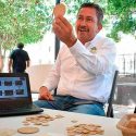 Mexicano doctorando en Ciencias Ambientales crea material biodegradable de la fibra y la cáscara de plátano