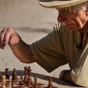 Jugar ajedrez y llenar crucigramas ayudan a mantener una mente lúcida en la vejez