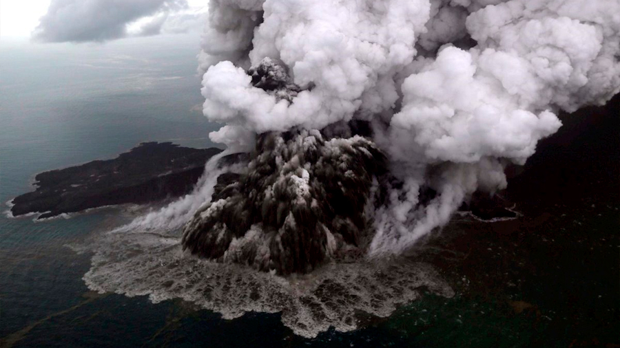 La erupción de Anak Krakatoa de 2018 levantó una ola de 100 metros
