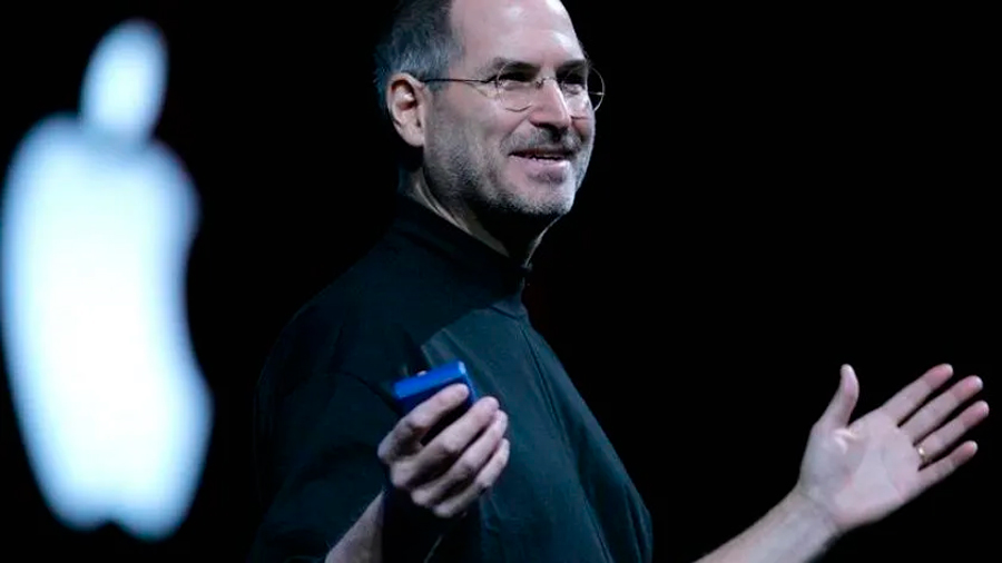 Sale a subasta disquete firmado por Steve Jobs con un valor de 7,500 dólares